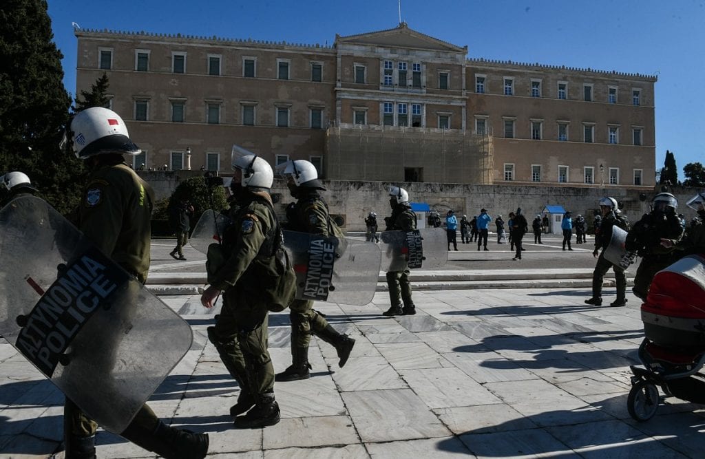 Κυβερνητικά κόλπα: Καμουφλάρουν το «αποφασίζομεν και διατάσσομεν» με παράλληλες επιτροπές