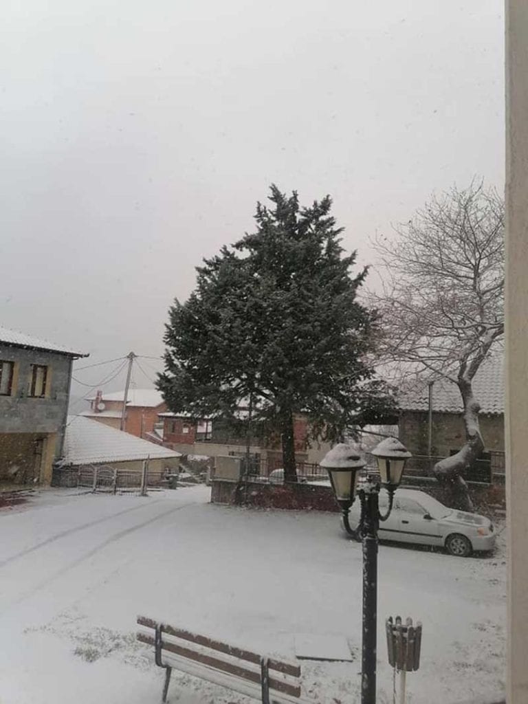 Χιονίζει στη Βόρεια Ελλάδα – Το έστρωσε σε Χαλκιδική, Σέρρες, Ημαθία, Πέλλα
