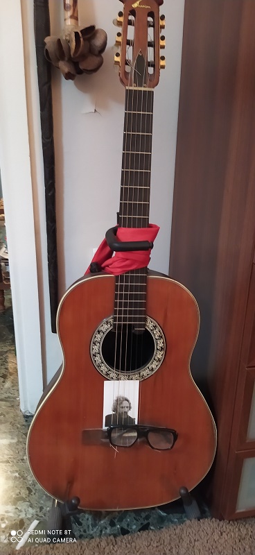 Η κιθάρα του Πάνου Τζαβέλλα στο σπίτι της Νατάσας Παπαδοπούλου