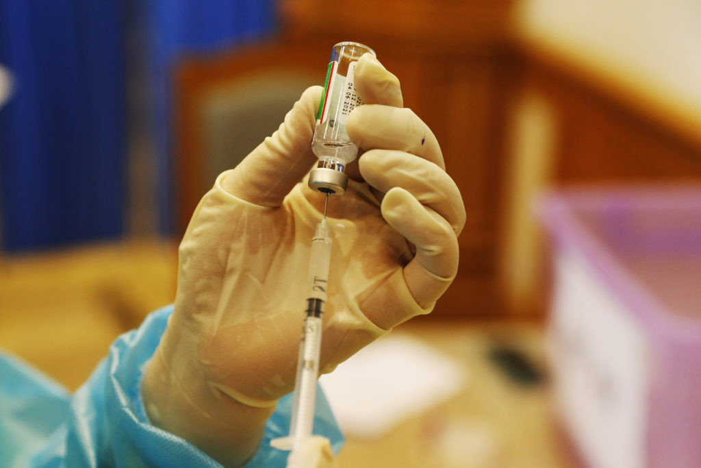 Η «μάχη» των εμβολίων: «Κρυφά deal» κυβερνήσεων – φαρμακευτικών φέρνουν στο φως οι New York Times