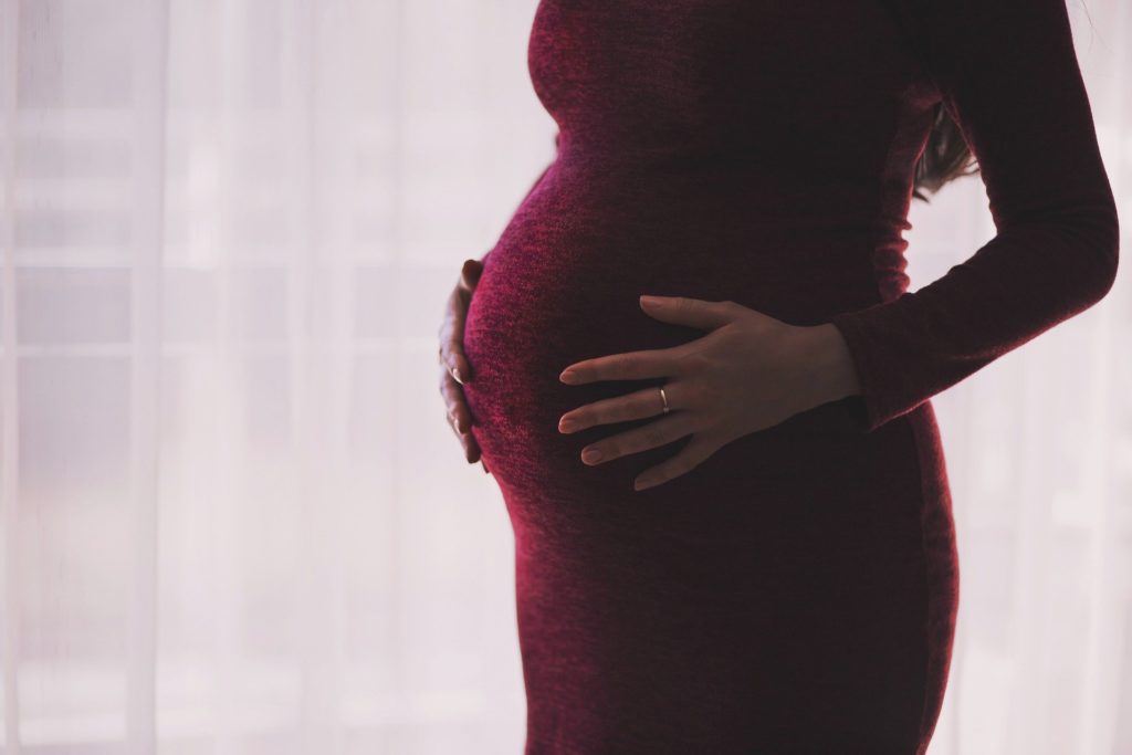 ΠΟΥ για εγκύους: Ανατροπή αρχικής σύστασης, τώρα συμβουλεύει εμβολιασμό