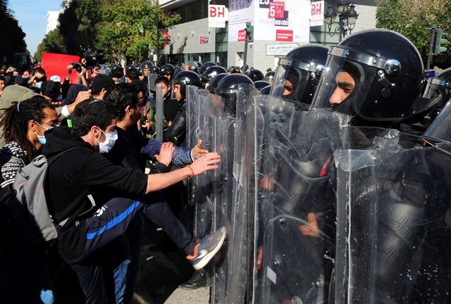Τυνησία: Εκατοντάδες νέοι στους δρόμους της Τύνιδας κατά της αστυνομικής καταστολής
