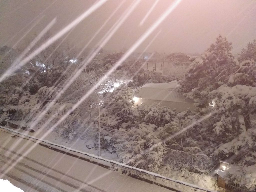 «Μήδεια»: Παρέλυσε και η Αθήνα από τη χιονόπτωση – Σε λευκό κλοιό ολόκληρη η Αττική (Photos – Video)