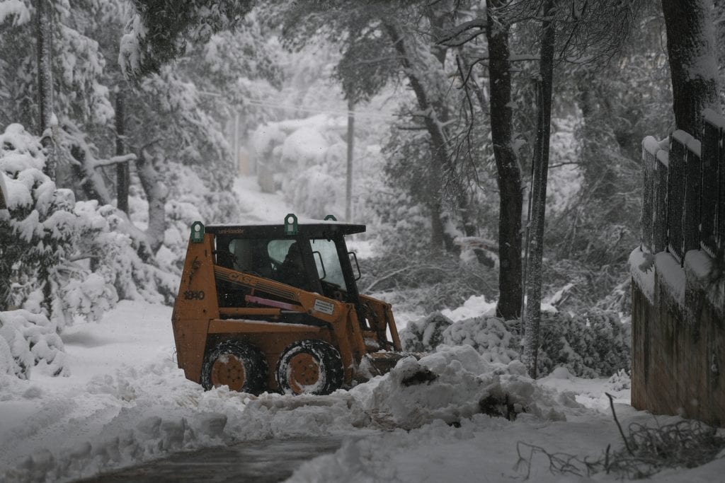 «Μήδεια»: Έφερε χιόνια και προβλήματα – Κλειστοί δρόμοι και διακοπές στην ηλεκτροδότηση (Photos – Video)