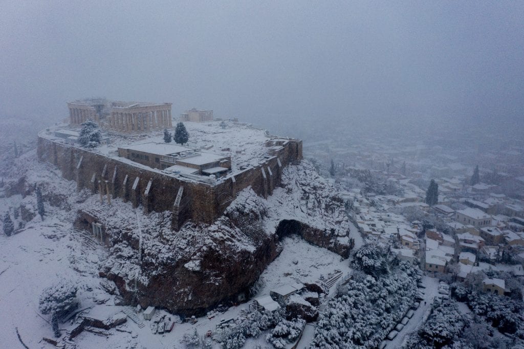 «Μήδεια»: Η χιονισμένη Ακρόπολη – «Άσπρη μέρα» στις γειτονιές της Αθήνας (Photos)