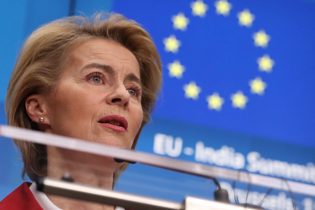 Παραδοχή από την Ούρσουλα φον ντερ Λάιεν: Αργήσαμε να εγκρίνουμε εμβόλια στην ΕΕ