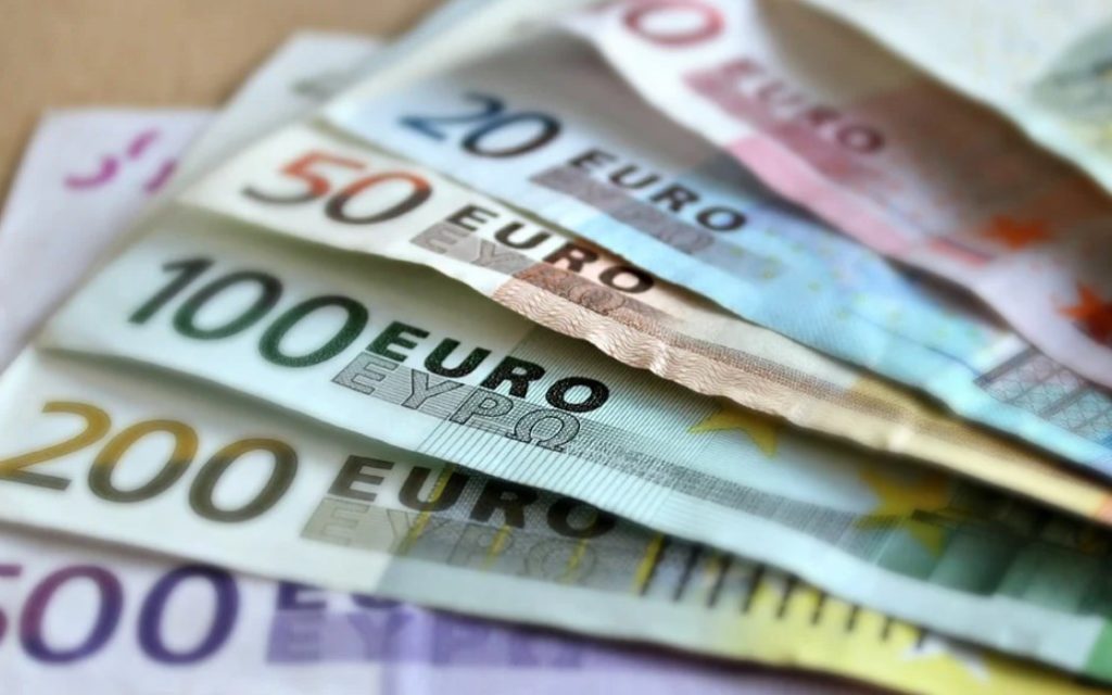 Τι θα καταβληθεί έως το τέλος του μήνα από e-ΕΦΚΑ, ΟΠΕΚΑ, ΟΑΕΔ – Συνολικά 2,4 δισ. ευρώ