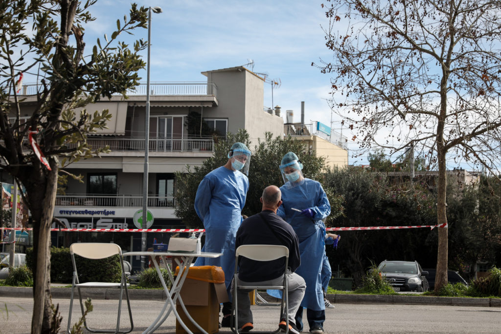 Συναγερμός για τις μεταλλάξεις – Φόβοι για επιστροφή σε εποχή Γουχάν