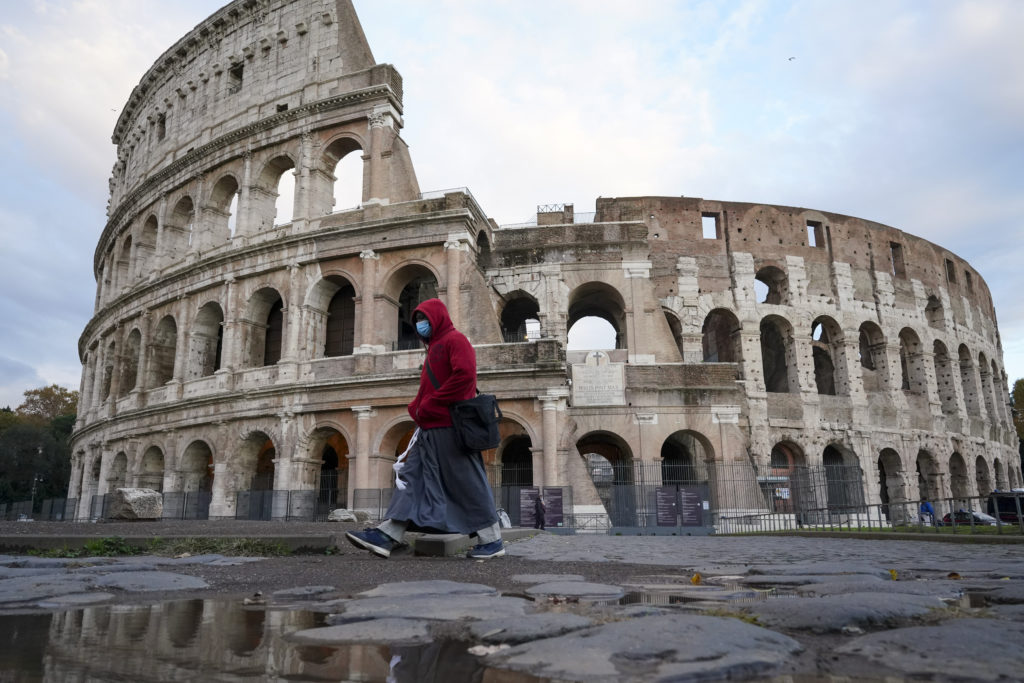 Ιταλία-κορονοϊός: Η χώρα χαλαρώνει τους περιορισμούς – Ανοίγει το Κολοσσαίο