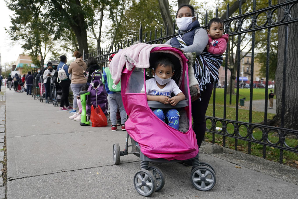 Οι ΗΠΑ υπόσχονται στους παράτυπους μετανάστες ίση πρόσβαση στα εμβόλια