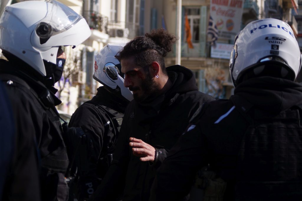 Πανεκπαιδευτικό συλλαλητήριο: Ένταση στη Θεσσαλονίκη – Χημικά κρότου λάμψης και «ματωμένες» προσαγωγές (Photos – Video)
