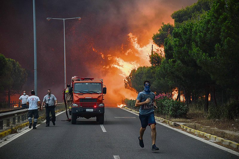 Εστελναν ελικόπτερα στη Motor Οil,  ενώ η φωτιά είχε ελεγχθεί