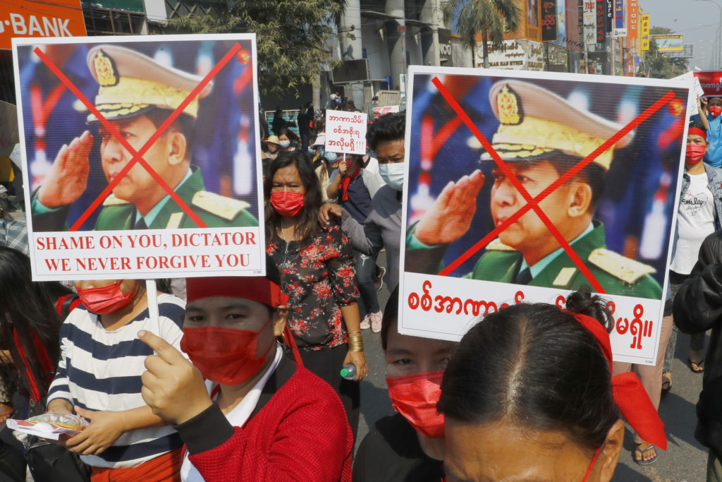 Μιανμάρ: Χιλιάδες διαδηλωτές στους δρόμους κατά του πραξικοπήματος –  Με χρήση νερού απαντά η αστυνομία