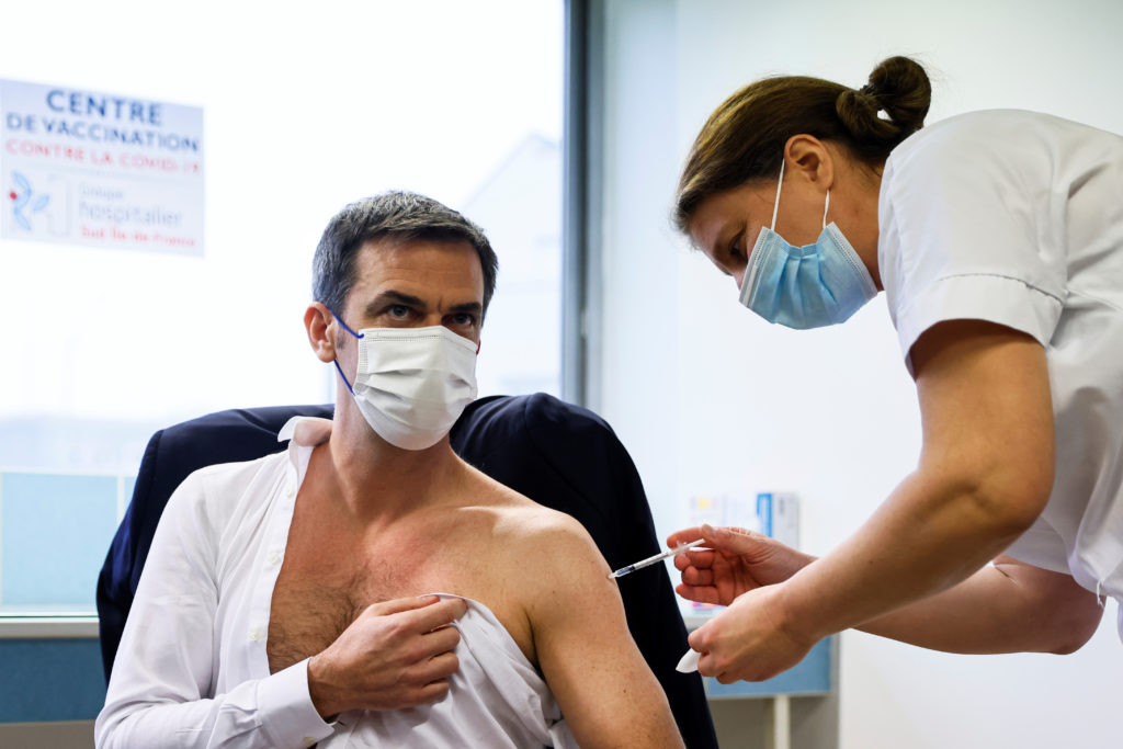 Γαλλία-κορονοϊός: Με το εμβόλιο της AstraZeneca εμβολιάστηκε ο υπουργός Υγείας Ολιβιέ Βεράν