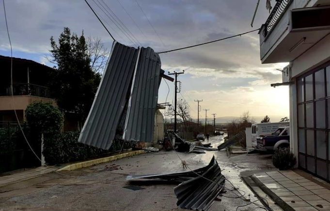 Ανεμοστρόβιλος «σάρωσε» χωριά στις Σέρρες – Ξερίζωσε δέντρα, «ξήλωσε» σκεπές (Video)