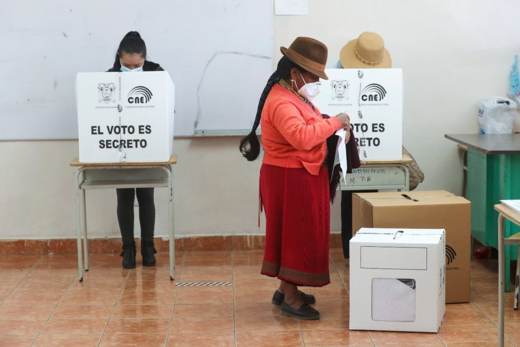 Εκουαδόρ: Ο πρώτος γύρος των εκλογών έγειρε Αριστερά