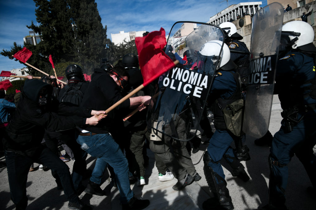 Πανεκπαιδευτικό συλλαλητήριο: Εκατοντάδες φοιτητές στους δρόμους κατά του νομοσχεδίου Κεραμέως – Επεισόδια στο Σύνταγμα (Video)