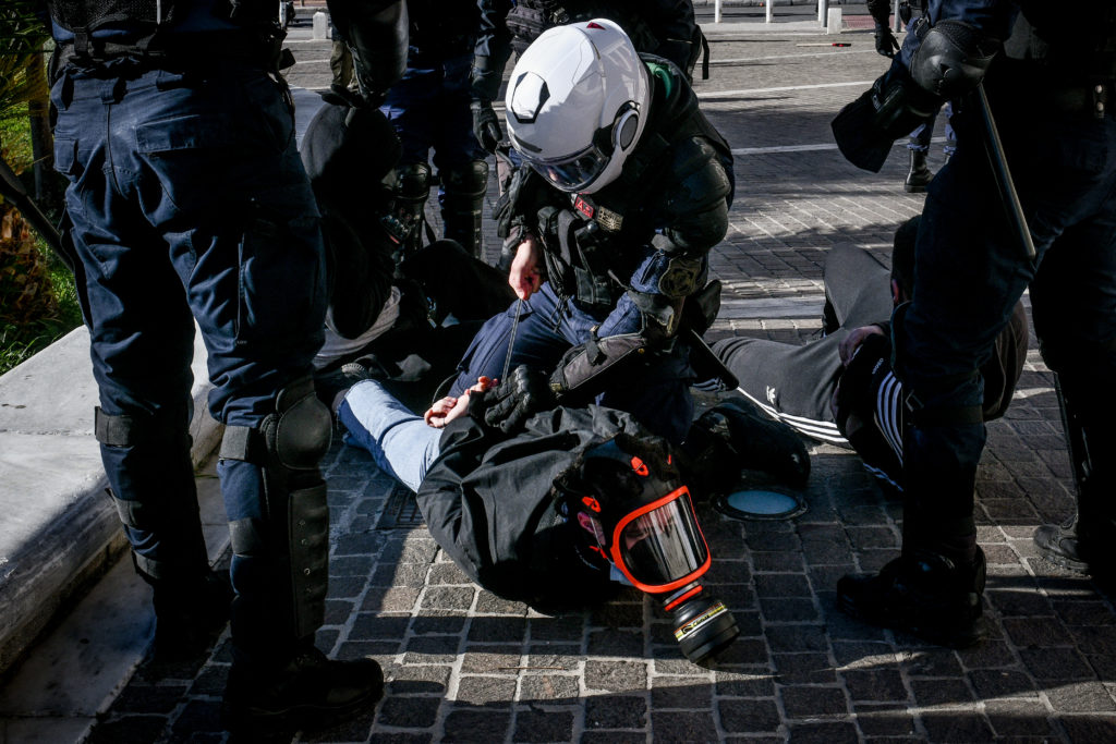 Ξύλο, προσαγωγές και συλλήψεις  – Έτσι απάντησε η κυβέρνηση Μητσοτάκη στους χιλιάδες φοιτητές που διαδήλωσαν