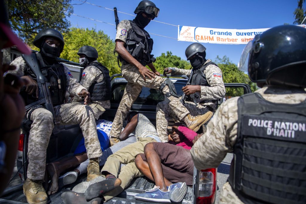 Αϊτή: Συγκρούσεις διαδηλωτών με την αστυνομία σε ογκώδη κινητοποίηση εναντίον του προέδρου Ζοβενέλ Μοΐζ