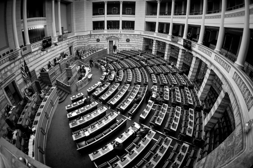 Η πανδημία ως ευκαιρία: Καραντίνα στη Βουλή – Αντιδράσεις από την αντιπολίτευση