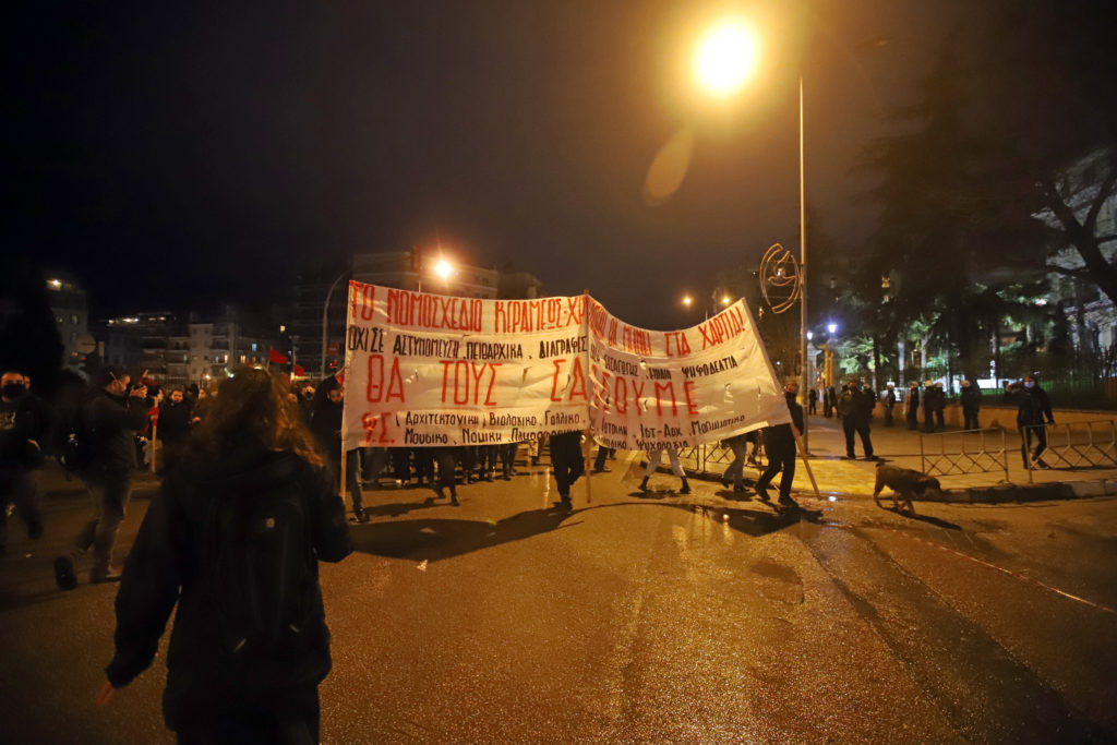 Θεσσαλονίκη: Επεισόδια μετά τη λήξη της φοιτητικής πορείας στην Καμάρα – Δείτε τα βίντεο του documentonews.gr