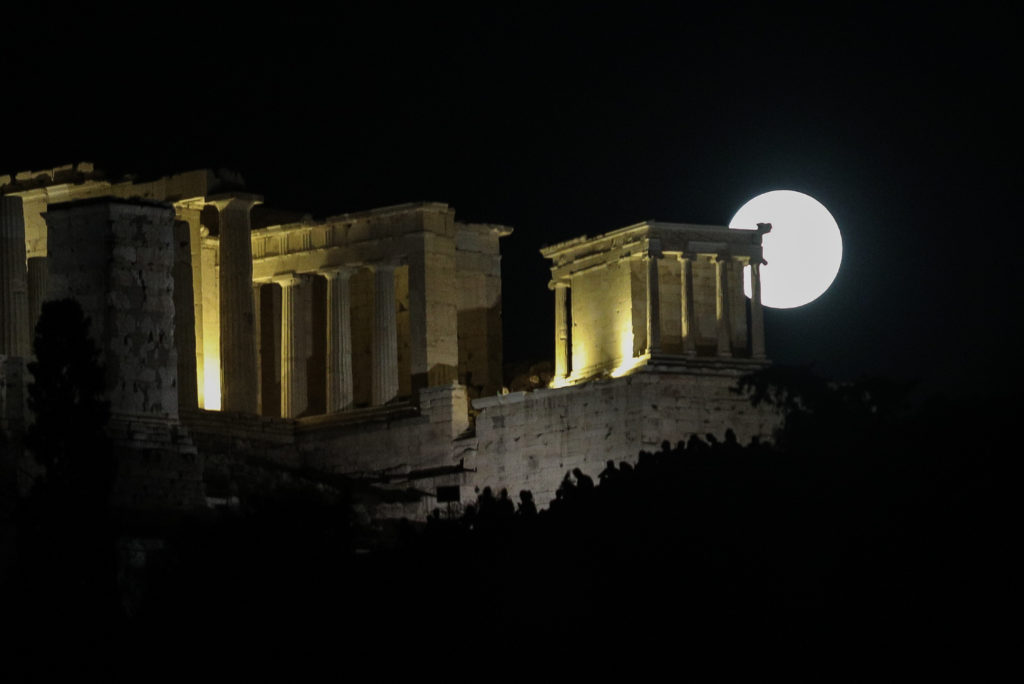 Μαγική βραδιά με πανσέληνο και έκλειψη Σελήνης