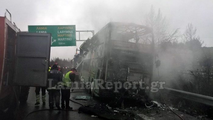 Λαμία: Λαμπάδιασε λεωφορείο στην εθνική οδό – σώοι οι 48 επιβάτες (video – εικόνες)