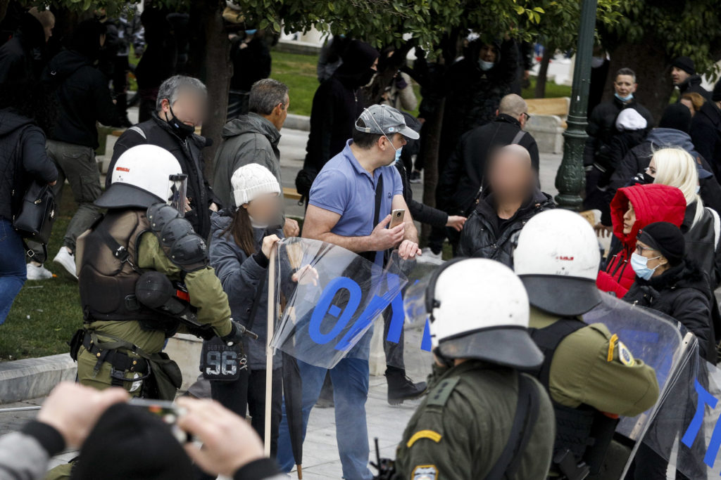 Σύνταγμα: Με χημικά διέλυσαν συγκέντρωση «αρνητών» της μάσκας – Ένταση και σε Θεσσαλονίκη (Photos)