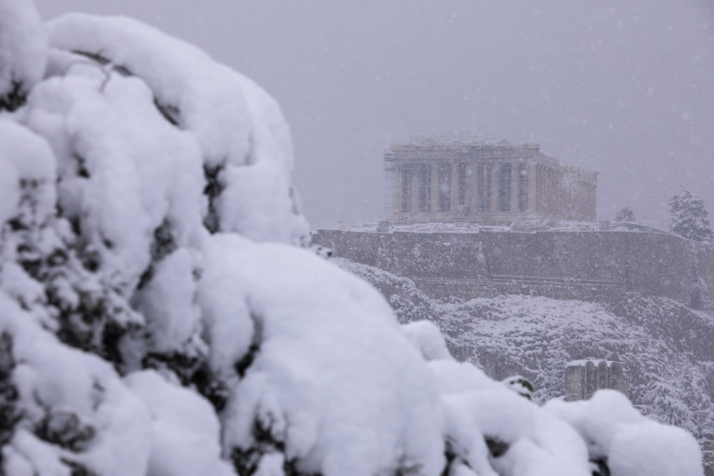 «Μήδεια»: Εντυπωσιακά καρέ από τη χιονισμένη Ακρόπολη (Photos)