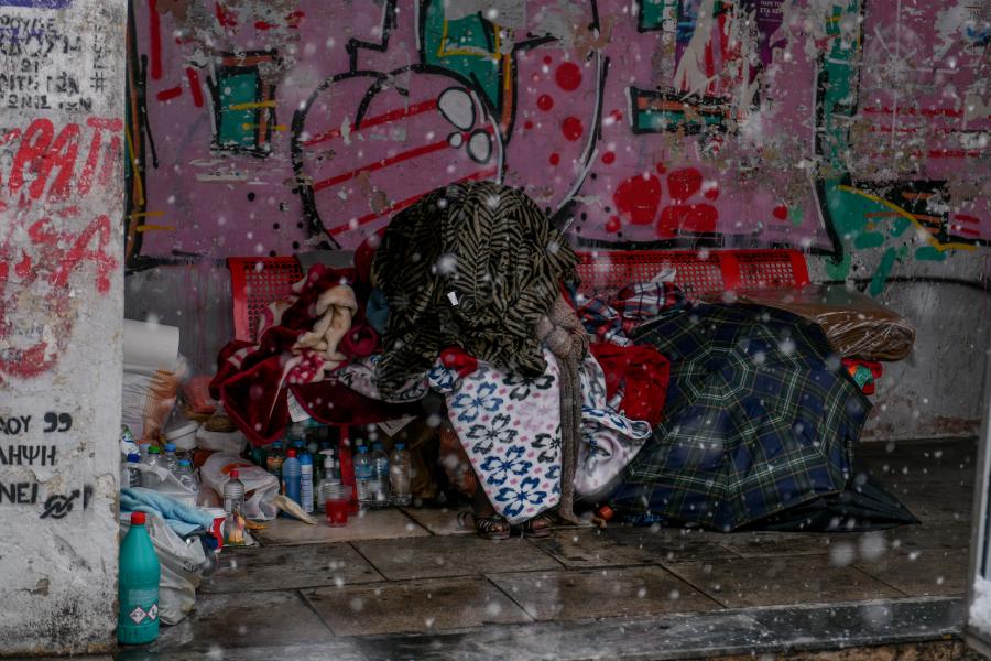 Η άλλη όψη της χιονισμένης Αθήνας – Θλίψη και απογοήτευση για τους αστέγους που παλεύουν με το κρύο