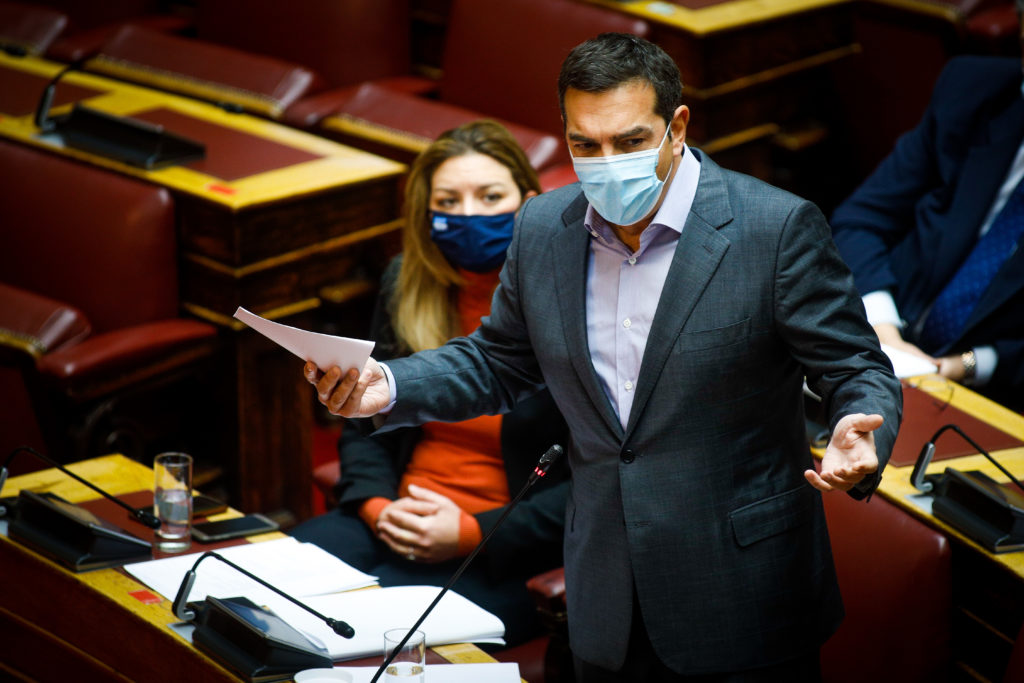 Βουλή – Δώρα στους καναλάρχες: Ο Τσίπρας πήρε την Κοινοβουλευτική Ομάδα του ΣΥΡΙΖΑ και αποχώρησαν από την Βουλή (Video)