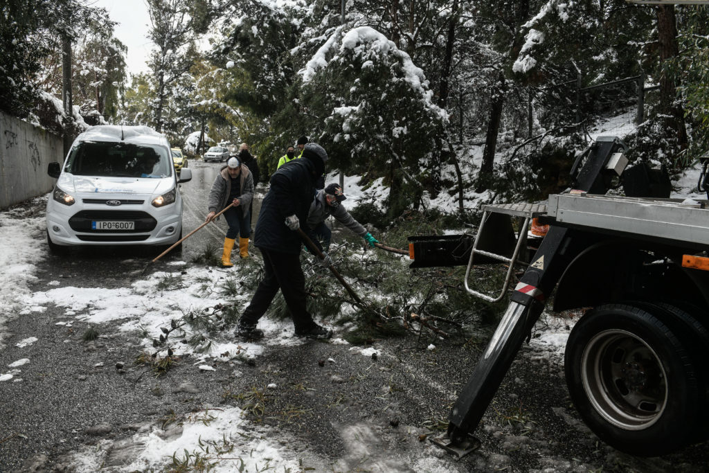 «Μήδεια»: Για 40 ώρες χωρίς ρεύμα χιλιάδες νοικοκυριά στην Αττική – «Μπαλάκι» οι ευθύνες