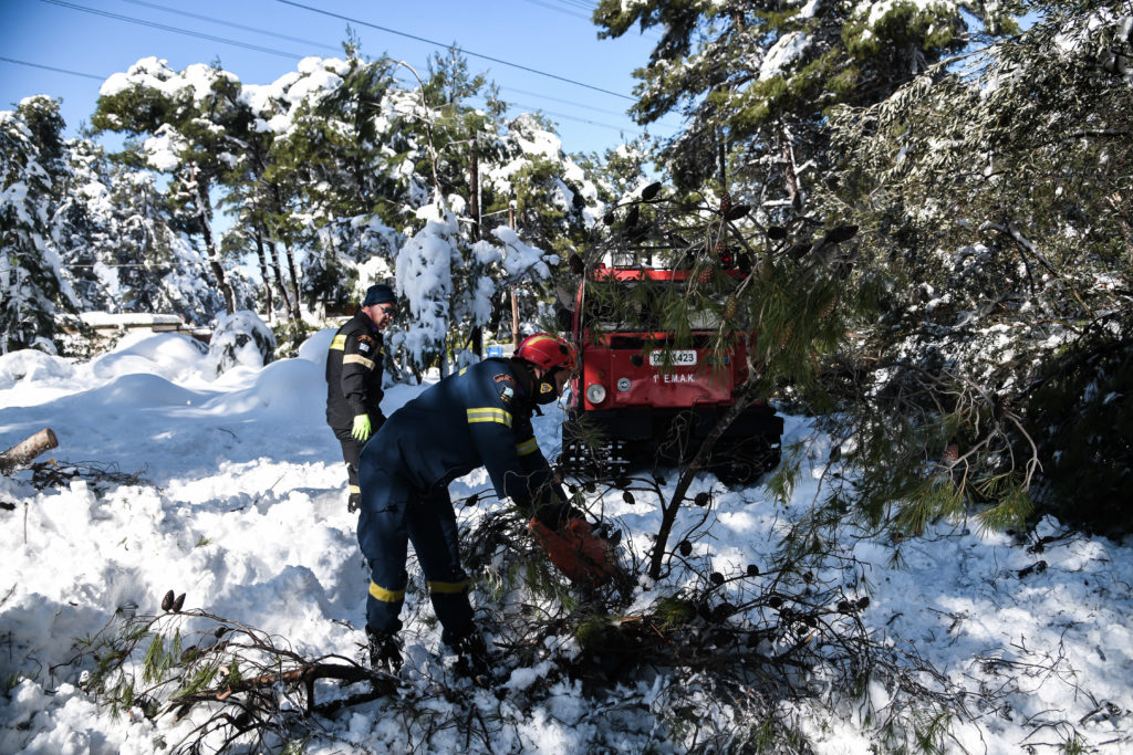 Ακόμα 10.000 νοικοκυριά χωρίς ρεύμα για τέταρτη ημέρα – Μπαλάκι ευθυνών μετά το φιάσκο του «επιτελικού κράτους»