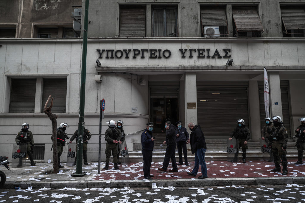 Παρέμβαση από αλληλέγγυους για τον Κουφοντίνα στο υπουργείο Υγείας –  Προσαγωγές από την αστυνομία (Video)