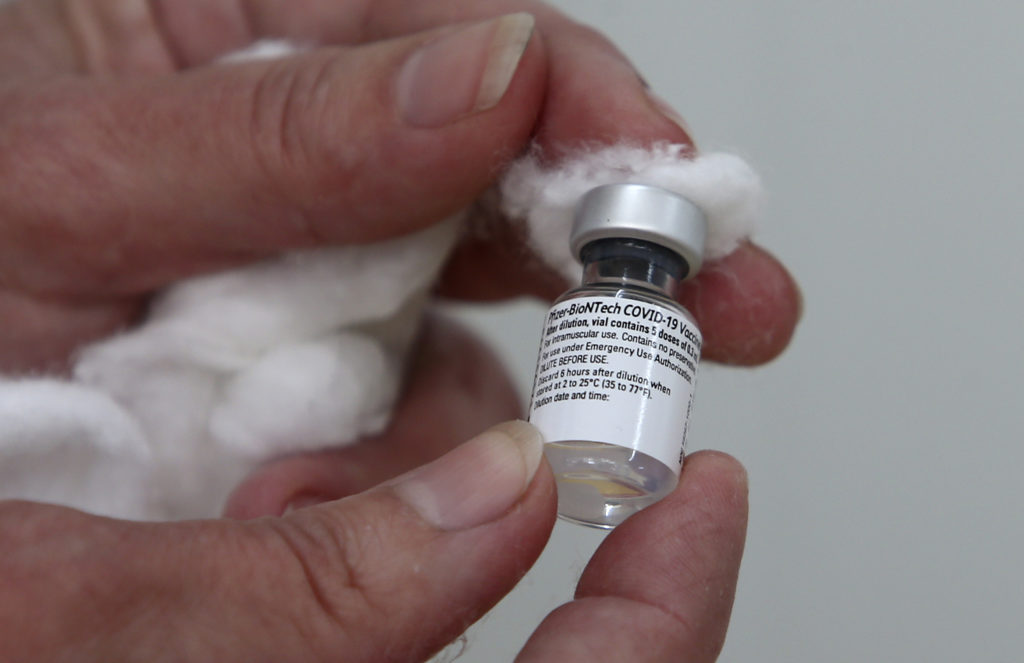 Η Pfizer δηλώνει ότι η νοτιοαφρικανική παραλλαγή ενδέχεται να μειώνει σημαντικά την προστασία του εμβολίου