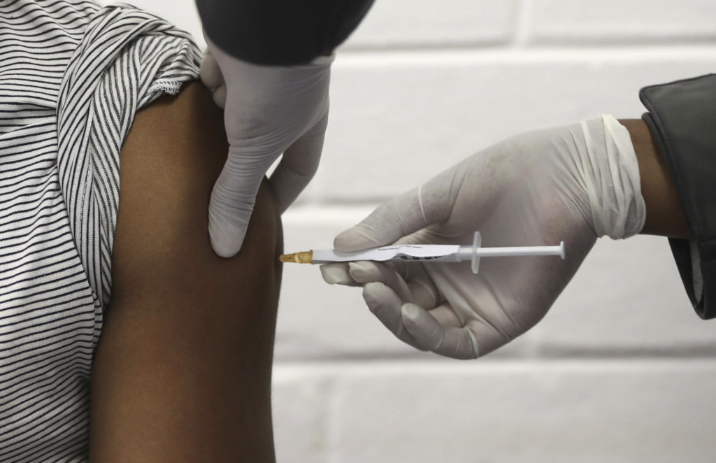 Βρετανία: Μαύροι και Νοτιοασιάτες έχουν εμβολιαστεί σε μικρότερο βαθμό, σε σχέση με τους λευκούς