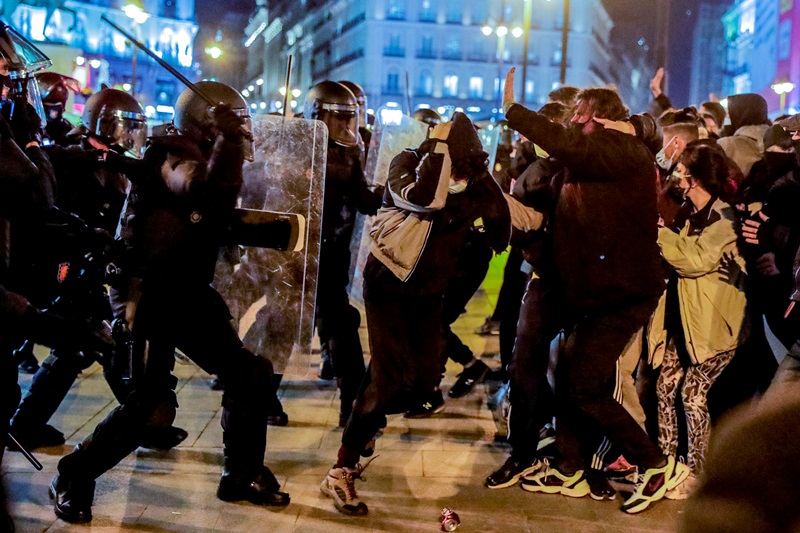 Ισπανία: Επεισόδια και συλλήψεις μετά τη φυλάκιση του ράπερ Πάμπλο Χασέλ
