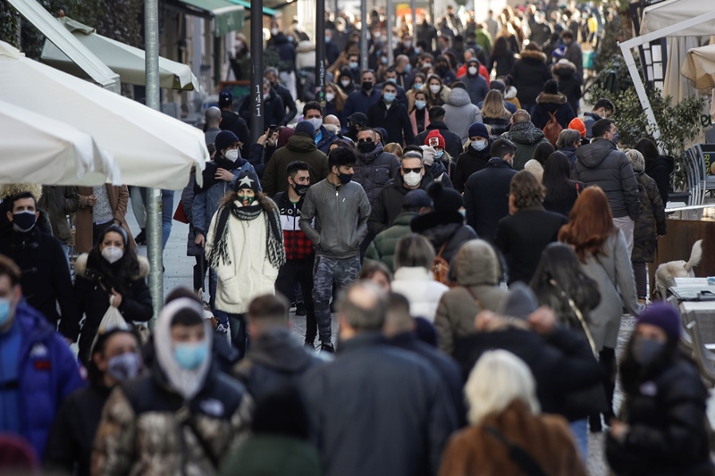 Συνωστισμός σε πλατείες ιταλικών πόλεων – οι αρχές έκλεισαν εμπορικές οδούς