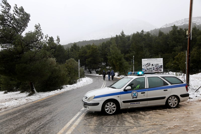 Μποτιλιάρισμα στη… χιονισμένη λεωφόρο Πάρνηθος – Διέκοψε την κυκλοφορία η Τροχαία