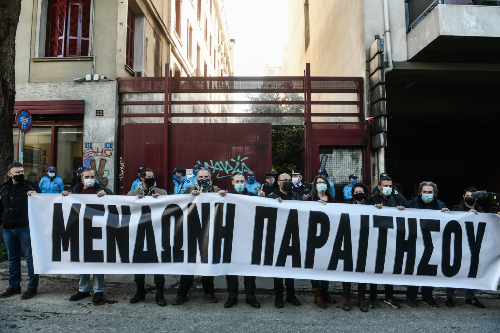 Συγκέντρωση καλλιτεχνών έξω από το υπουργείο Πολιτισμού – Ζητούν παραίτηση της Μενδώνη (Photos)