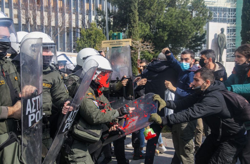 Θεσσαλονίκη: Επέμβαση των ΜΑΤ στο ΑΠΘ – Χημικά και προσαγωγές (Video)