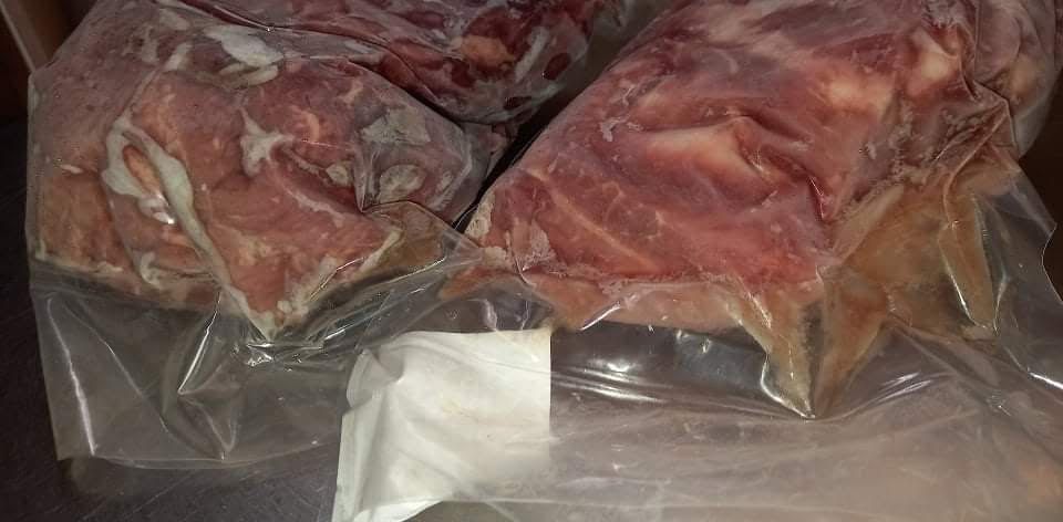 Καταγγελία «σοκ» για Περιφέρεια Αττικής: Παρέδωσε σάπιο κρέας σε απόρους στη Σαλαμίνα