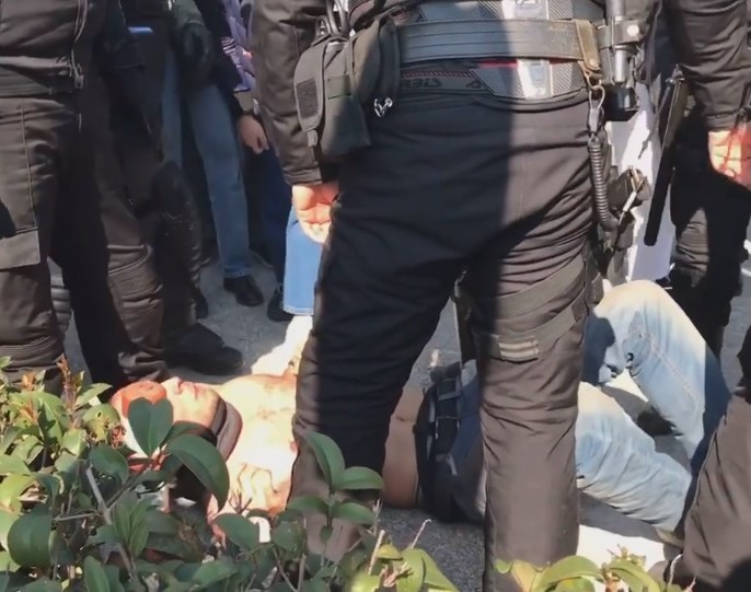 Νέες εικόνες ντροπής: Τα ΜΑΤ του Χρυσοχοΐδη σέρνουν διαδηλωτή στο προαύλιο του ΑΠΘ (Video)