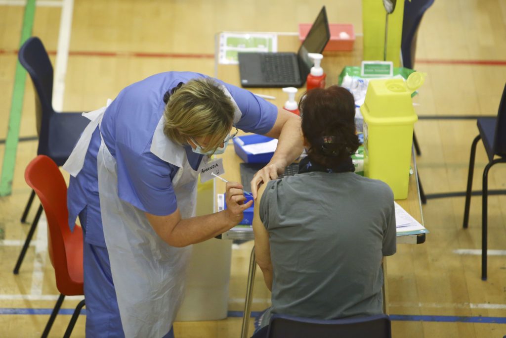 Βρετανία: 70% μείωση των μολύνσεων σε γιατρούς και νοσηλευτές που έχουν εμβολιαστεί