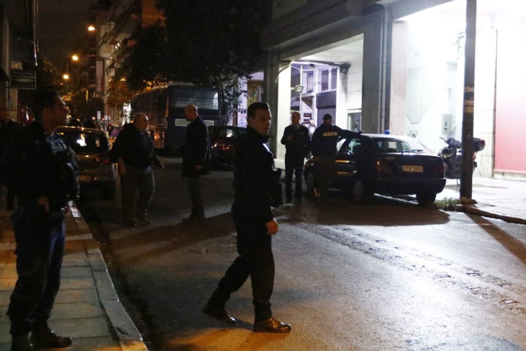Εκπυρσοκρότησε όπλο αστυνομικού στη Χαριλάου Τρικούπη – Αυτοτραυματίστηκε στο πόδι (Video)