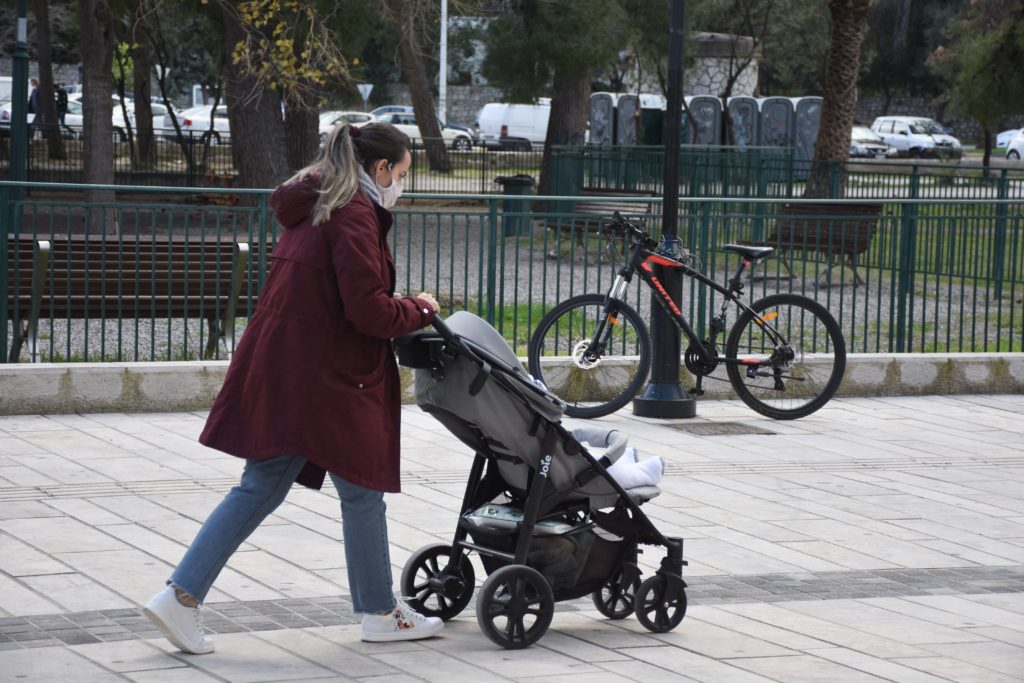 Βάζουν στο στόχαστρο τις άδειες μητρότητας