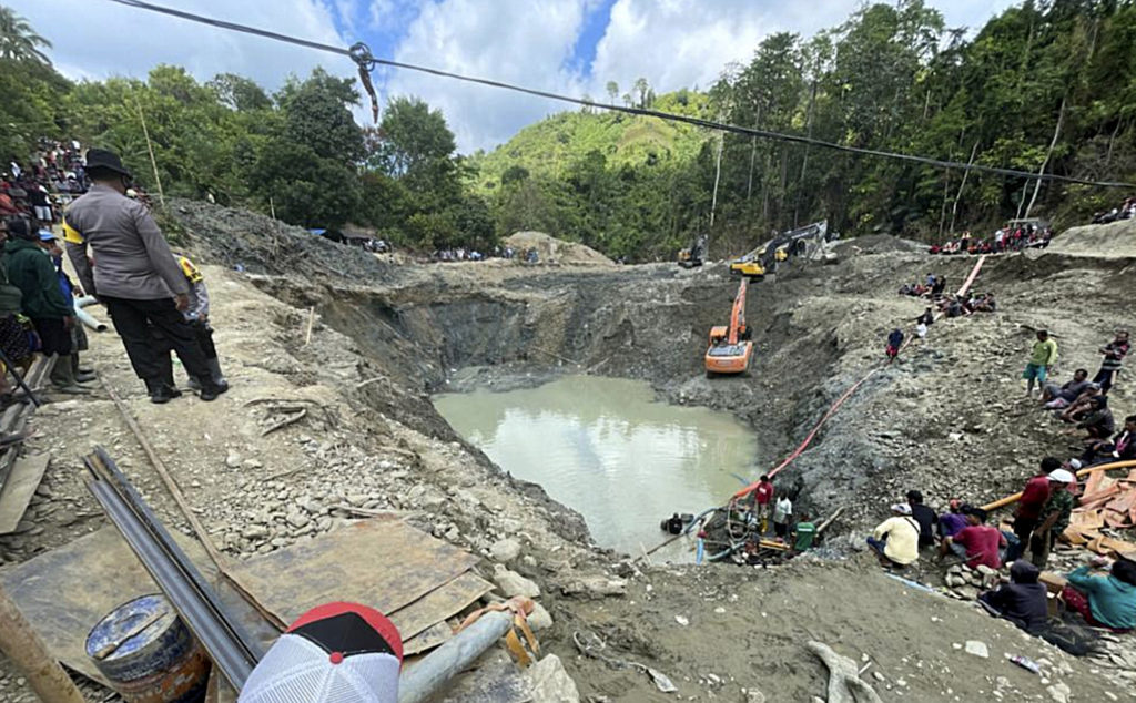 Ινδονησία: Σωστικά συνεργεία αναζητούν επιζώντες σε παράνομο χρυσωρυχείο μετά από κατολίσθηση