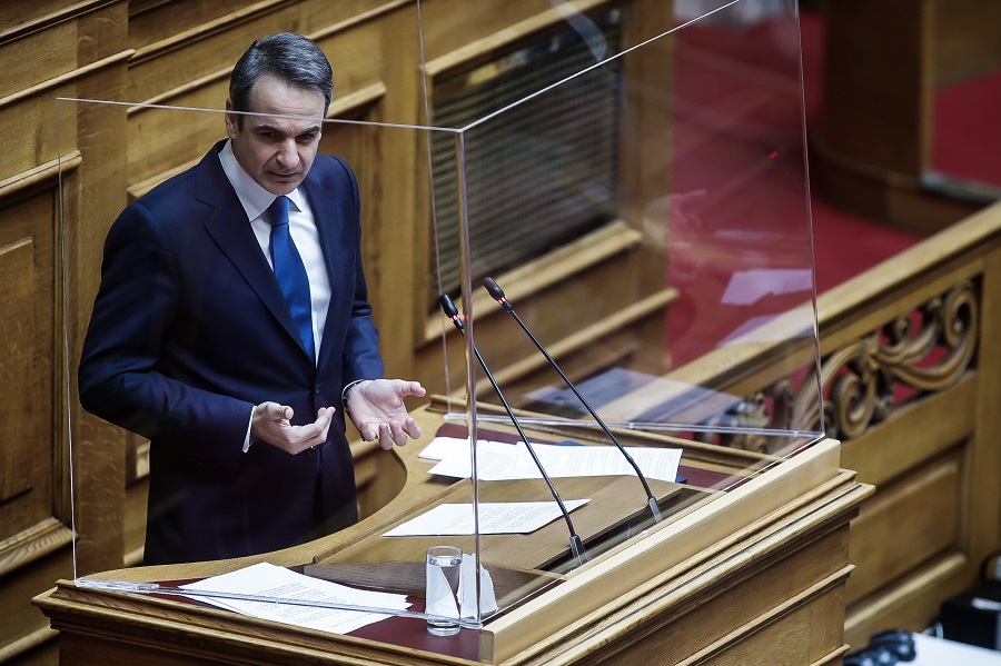 Βουλή: Ο Μητσοτάκης εμμένει στη στήριξη της Μενδώνη και επιτίθεται στον ΣΥΡΙΖΑ