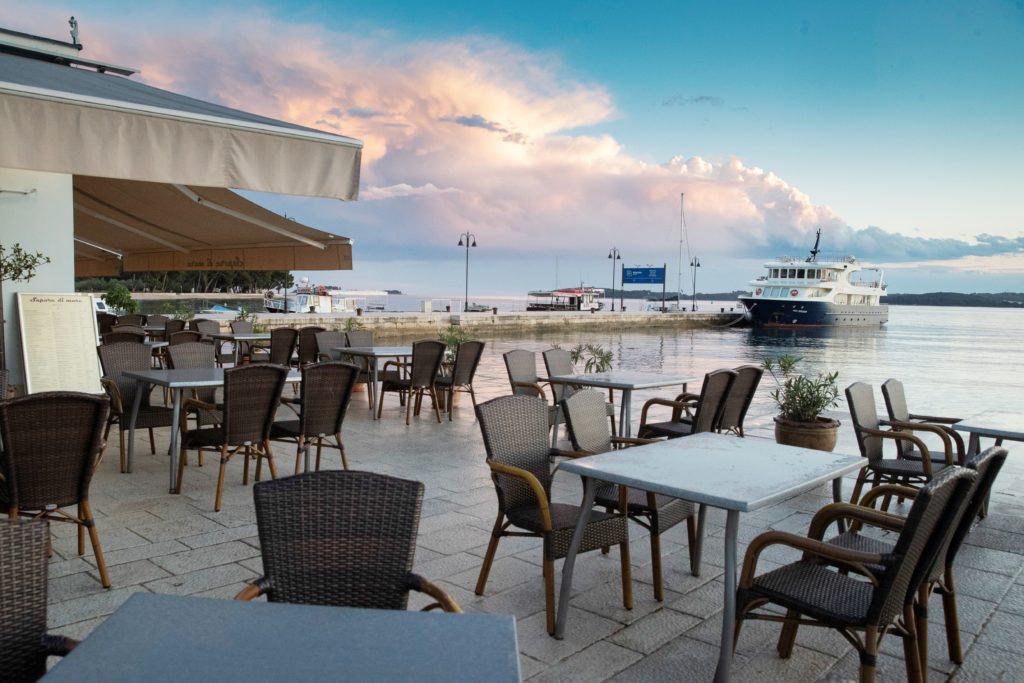 Κροατία-κορονοϊός: Ανοίγει και πάλι τους εξωτερικούς χώρους των μπαρ και των εστιατορίων
