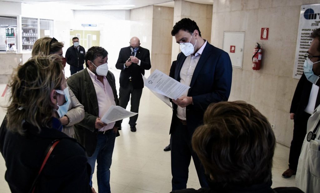 Πάτρα: Αποκλεισμό καταγγέλλουν δημοσιογράφοι από την κάλυψη της επίσκεψης Κικίλια στο νοσοκομείο (Video)